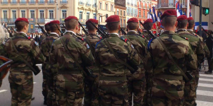 10 militaires parachutistes déployés en urgence en Estonie