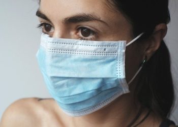Covid-19 : La 7e vague va-t-elle gâcher les vacances d'été ?