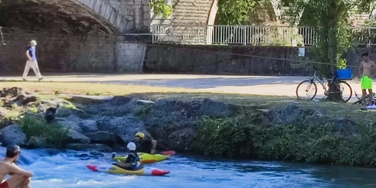 Avec la canicule, de nombreux Tarbais profitent de la fraicheur de l'Adour