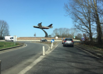 Avez vous vu l'avion Daher posé sur le rond point de Tarbes Est