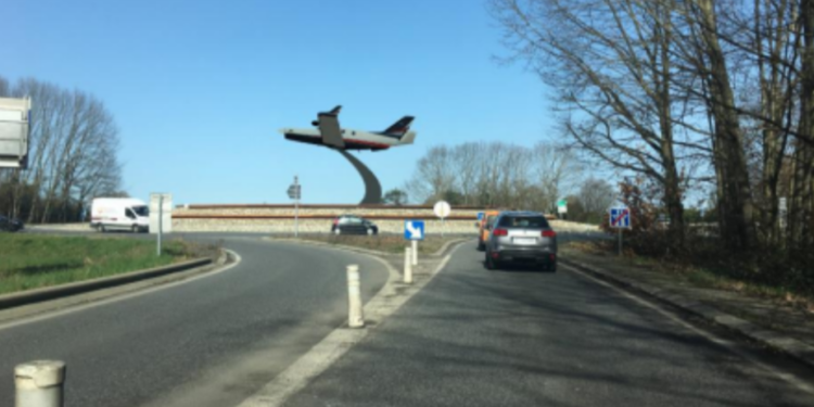 Avez vous vu l'avion Daher posé sur le rond point de Tarbes Est