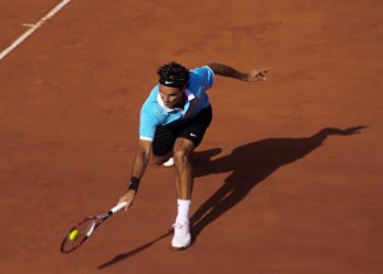 Vingt titres du Grand Chelem et une empreinte indélébile dans l'histoire du tennis: à 41 ans, et après plus d'une année sans jouer, la légende suisse Roger Federer a annoncé jeudi sa retraite, au terme de la Laver Cup, compétition prévue du 23 au 25 septembre. Les précisions de Nelson Monfort, journaliste sportif. Coupe Davis 2022 - Sébastien Grosjean : "Ça va faire drôle de ne plus voir Roger Federer ! Il faut aller à Londres pour le voir une dernière fois, non ?' Sébastien Grosjean sur l'annonce de Roger Federer ce jeudi et son départ à la retraite après la Laver Cup du 23 au 25 septembre prochain ! Coupe Davis 2022 - Nicolas Mahut : "Si Roger Federer est le plus grand ? C'est un débat qu'on aura encore dans 10-20-30 ans !" Nicolas Mahut sur l'annonce de ce jeudi de Roger Federer... sa retraite ! David Ferrer "un jour triste pour le tennis mondial" ﻿ La réaction de David Ferrer après l'annonce du jour de Roger Federer ! La nouvelle que beaucoup redoutaient est tombée ce jeudi 15 septembre 2022. Roger Federer a décidé de mettre un terme à sa carrière. Dans un long communiqué publié sur ses réseaux sociaux, le Maestro, 41 ans, a annoncé que la Laver Cup, du 23 au 25 septembre, sera son tout dernier tournoi en carrière. Un tremblement de terre dans le monde du tennis ! Il faudra donc profiter des derniers coups de raquette de Roger à Londres, plus d'un an après sa dernière apparition sur le circuit, à Wimbledon 2021.