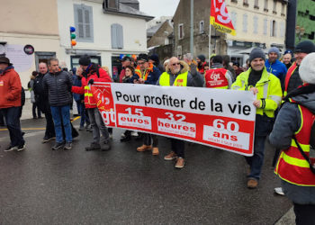 Retraite aux flambeaux à Tarbes, grève dans les stations de ski : la mobilisation contre la réforme des retraites s'amplifie