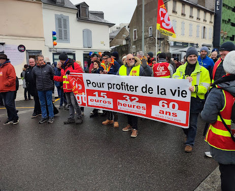 Retraite aux flambeaux à Tarbes, grève dans les stations de ski : la mobilisation contre la réforme des retraites s'amplifie