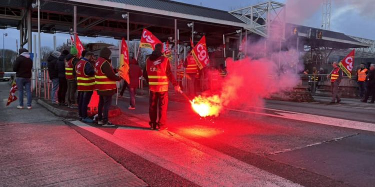 Réforme des retraites - opération péage gratuit à Tarbes