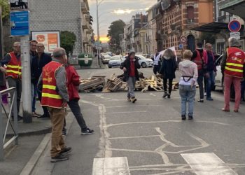 Des barricades enflammées devant la gare de Tarbes pour dire Non à la réforme des retraites
