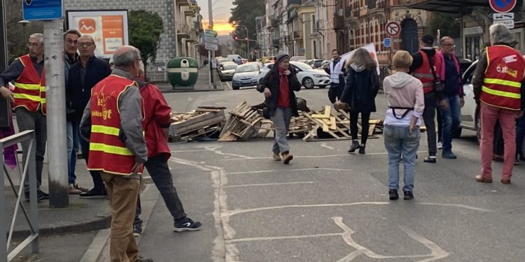 Des barricades enflammées devant la gare de Tarbes pour dire Non à la réforme des retraites