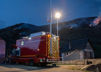 Azet - des dizaines de pompiers mobilisés toute une nuit pour éteindre un incendie