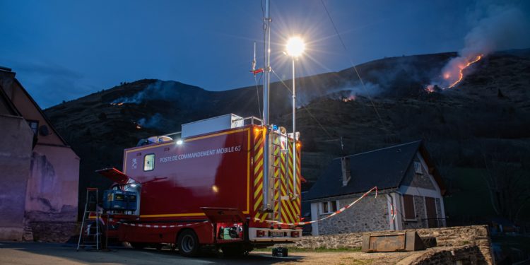 Azet - des dizaines de pompiers mobilisés toute une nuit pour éteindre un incendie