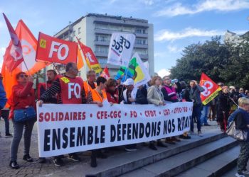 Ce lundi 20 mars, le mouvement social se poursuit avec plusieurs blocages et grèves, en attendant la prochaine journée de mobilisation nationale jeudi.Depuis 5 h, à Saint-Nazaire, plusieurs centaines de salariés se sont installés devant la porte 4 des Chantiers de l'Atlantique à l'appel de la CGT navale. Réforme des retraites : blocage de la centrale nucléaire de Paluel Barrage filtrant à la centrale nucléaire de Paluel au lendemain du recours au 49.3. Plus de 400 personnes se sont rassemblées ce samedi matin place Jean-Jaurès à Troyes pour poursuivre la mobilisation contre la réforme des retraites. Âge de départ, durée de cotisation, régimes spéciaux... Ce que contient la réforme des retraites ﻿ Report de l’âge légal, durée de cotisation, mères de famille, emploi des seniors, carrières longues, pénibilité, régimes spéciaux… Voici les principaux points de la réforme des retraites à l’issue de l’accord conclu mercredi entre députés et sénateurs en commission mixte paritaire.
