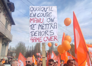 Un cercueil, une guillotine et des affiches plus radicales dans la manif de Tarbes