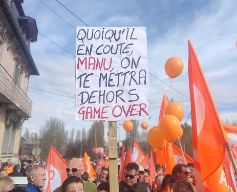 Un cercueil, une guillotine et des affiches plus radicales dans la manif de Tarbes