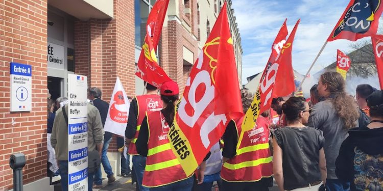 Tarbes - après la Poste, des manifestants envahissent la gare et l'ARS