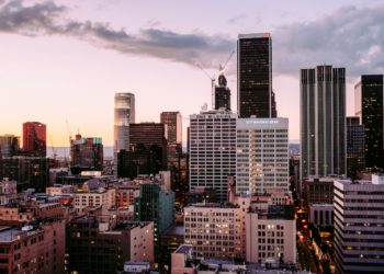 Vidéo - Spectaculaire incendie d'un immeuble en construction à Hong Kong