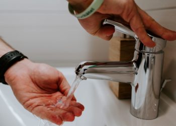 Fuites, stocks de bouteilles d'eau, mousseurs, comment l'agglo Tarbes Lourdes veut lutter contre la sécheresse