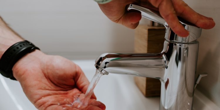 Fuites, stocks de bouteilles d'eau, mousseurs, comment l'agglo Tarbes Lourdes veut lutter contre la sécheresse