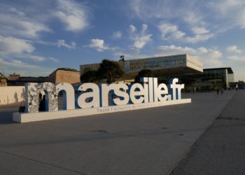 Au lendemain de l’explosion qui a soufflé le numéro 17, six corps sans vie ont été retrouvés par les marins-pompiers, sur les huit disparus. Leur identification n’a pas encore été possible. Effondrement d'immeubles à Marseille : le ministre de l'Intérieur Gérald Darmanin sur place Dans la nuit de samedi 8 à ce dimanche 9 avril, l’immeuble situé au numéro 17 de la rue Tivoli s’est effondré. Il a entraîné dans sa chute une partie des numéros 15 et 19. Le ministre de l’Intérieur, qui s’est déplacé à Marseille ce dimanche matin, a indiqué qu’entre "quatre et et une dizaine de personnes" pourraient se trouver sous les décombres. Effondrement d'immeubles à Marseille : les riverains des rues Tivoli et Abbé-de-l'Épée évacués ﻿ Dans la nuit de samedi 8 à ce dimanche 9 avril, l’immeuble situé au numéro 17 de la rue Tivoli s’est effondré. Il a entraîné dans sa chute une partie des numéros 15 et 19. Le ministre de l’Intérieur, qui s’est déplacé à Marseille ce dimanche matin, a indiqué qu’entre "quatre et une dizaine de personnes" pourraient se trouver sous les décombres. Par précaution, 32 immeubles et 179 personnes voisines des lieux du drame ont été évacués, a indiqué le maire de Marseille à la mi-journée, selon une information de nos confrères de La Provence.