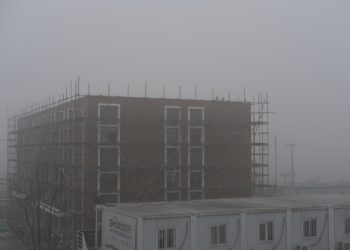 D'épaisses tempêtes de sable ont frappé la capitale chinoise, Pékin ce mardi, enveloppant la ville d'une épaisse couche de poussière grise. Dès ce matin, les autorités de Pékin ont émis une alerte jaune pour les tempêtes de sable, le troisième niveau le plus élevé du système d'alerte météorologique à quatre niveaux de couleur de la Chine. L'indice de qualité de l'air en temps réel de la ville a révélé des niveaux de pollution graves. Pékin connaît régulièrement des tempêtes de sable en mars et en avril, car la ville est située à proximité du grand désert de Gobi. Une douzaine de provinces, seront touchées par des tempêtes de sable et de fortes poussières jusqu'à mercredi, selon l'Observatoire météorologique central.