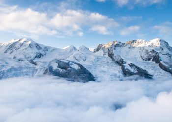 Ivres, des skieurs dévalent tant bien que mal sur les pistes de la station de Val Thorens