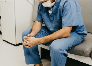 La mort de l'infirmière attaquée au couteau au CHU de Reims soulève une vague d'émotion