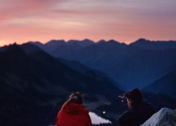 Les refuges du Parc national rouvrent progressivement afin d’accueillir, pour une halte ou une étape, jusqu’en septembre 2023, les randonneurs. Depuis mercredi 17 mai, le refuge d’Ayous (vallée d'Ossau), a lancé la saison. En suivant, le refuge des Espuguettes (vallée de Luz-Gavarnie) ouvrira le samedi 27 mai, puis le refuge de Migouélou (val d'Azun) le samedi 10 juin 2023. Enfin, après des travaux de rénovation d’envergure engagés par le Parc national des Pyrénées, dans le cadre du plan France relance, et un été 2022 portes closes, le refuge d’Arlet (vallée d’Aspe) ouvrira ses portes à partir de la mi-juin.