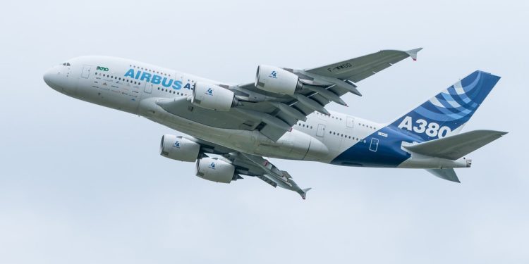 plane, airbus, Tarmac aerosave remet en service son 1000e avion et annonce des embauchesa380