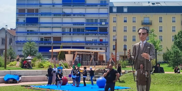 Tarbes - les enfants mènent un 1er spectacle dans l'amphithéâtre de la Place au Bois