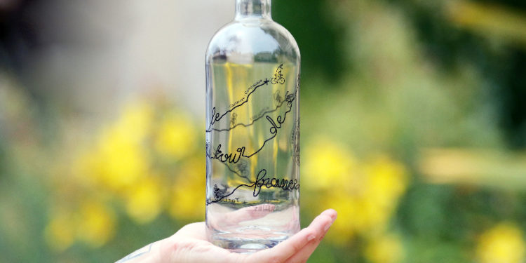 La carafe d'eau de Tarbes 2023 est disponible et rend hommage au Tour de France