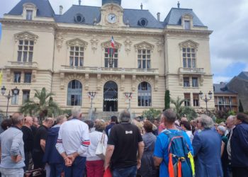 République, une centaine de personnes réunie ce lundi midi devant l'hôtel de ville de Tarbes