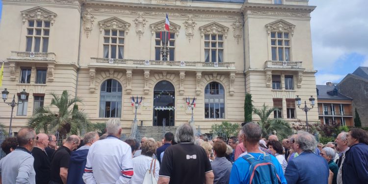 République, une centaine de personnes réunie ce lundi midi devant l'hôtel de ville de Tarbes