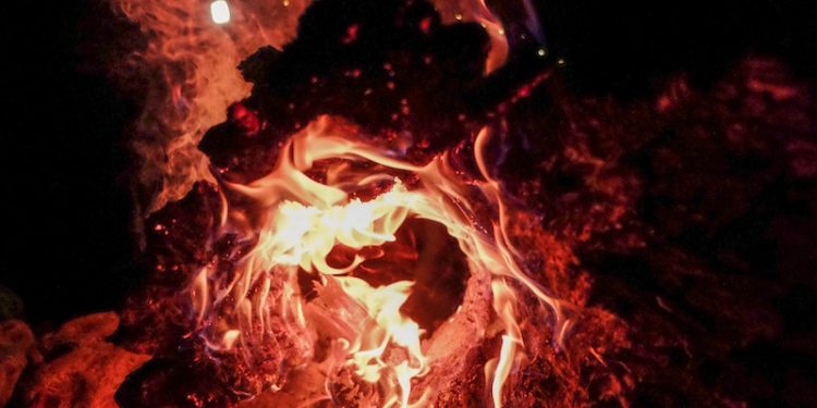Sans équipement ils sauvent un homme inconscient à l'étage du maison en flammes