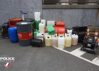Les policiers saisissent essence et cigarettes de contrebande