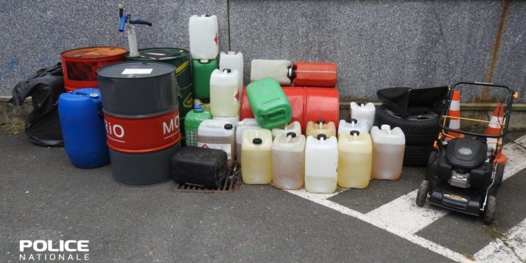 Les policiers saisissent essence et cigarettes de contrebande