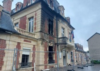 Incendie d'une mairie pendant les émeutes : 18 personnes placées en garde à vue
