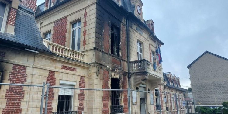 Incendie d'une mairie pendant les émeutes : 18 personnes placées en garde à vue