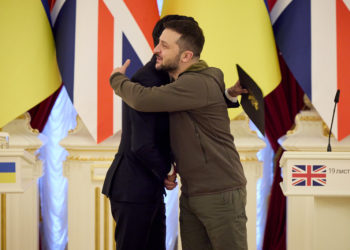 Le président ukrainien Volodymyr Zelensky doit s'adresser mercredi 20 septembre au Conseil de sécurité de l'ONU, faisant face à la Russie, membre permanent, pour la première fois depuis le début de la guerre. Volodymyr Zelensky appelle à stopper l'agresseur russe et ses menaces contre le monde entier Volodymyr Zelensky lance un appel à se dresser contre "l'agresseur russe qui menace le monde entier en instrumentalisant l'approvisionnement en énergie, en blé, ou en déportant les enfants ukrainiens". Joe Biden devant l'ONU : "la Russie croit que le monde va la laisser brutaliser l'Ukraine sans conséquence" La 78ème Assemblée générale des Nations unies débute mardi à New York. Après l'intervention du président américain, Joe Biden, son homologue ukrainien, Volodymyr Zelensky, doit prendre la parole en personne à la tribune de l'ONU. Allemagne : les chars américains Abrams bientôt en Ukraine pour soutenir la contre-offensive La contre-offensive ukrainienne "progresse régulièrement" face aux troupes russes et sera bientôt soutenue par l'arrivée sur le terrain des chars lourds Abrams, a assuré mardi le secrétaire américain à la Défense Lloyd Austin à l'ouverture d'une réunion des alliés de l'Ukraine en Allemagne. Au moins 6 morts dans des attaques de drones russes sur plusieurs villes ukrainiennes ﻿ Des entrepôts d'aide humanitaire ont été incendiés à Lviv, et au moins 6 civils ukrainiens ont été tués.