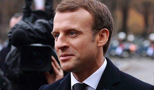 Emmanuel Macron en Egypte et en Jordanie, les dirigeants tchèque et autrichien en Israël. Plusieurs dirigeants européens sont en mission diplomatique au Moyen-Orient. L'objectif est de tenter d’empêcher une escalade militaire du conflit dans la bande de Gaza. Emmanuel Macron a prôné l'apaisement et affirme que "l'idée des deux Etats, Israël et Palestine, n'est pas caduque." Macron au Caire : la France va envoyer un navire militaire pour "soutenir" les hôpitaux de Gaza La France va envoyer un navire de la Marine nationale en Méditerranée orientale pour "soutenir les hôpitaux" de Gaza, a annoncé mercredi 25 octobre le président Emmanuel Macron au Caire, ajoutant qu'un avion chargé de matériel médical arriverait aussi jeudi en Egypte. Macron propose une "coalition contre le Hamas" : "Ce qui peut surprendre, c'est qu'une telle initiative vienne de la France" ﻿ Après une première étape mardi en Israël, où il a présenté les condoléances d'un "pays ami, éploré devant l'acte terroriste le plus terrible de votre Histoire", Emmanuel Macron s’est rendu en Jordanie puis en Egypte ce mercredi 25 octobre. A travers cette tournée diplomatique, le président français souhaite notamment relancer le "processus de paix" pour la création d'un Etat palestinien. L'analyse de Beligh Nabli, professeur des universités en droit public.