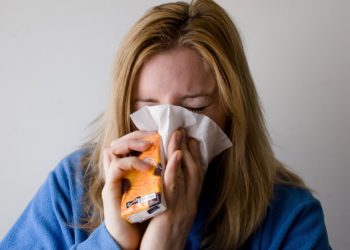 Humex, Actifed, Dolirhume, Nurofen rhume… L’Agence nationale du médicament (ANSM) tape du poing sur la table et somme les Français de cesser d’utiliser ces comprimés anti-rhume vendus en pharmacie. Pourquoi il ne faut pas mélanger Actifed rhume et Dolirhume Si vous prenez certains médicaments simultanément... Votre santé est en danger. Mais pourquoi ? Aspirine et ibuprofène : un cocktail détonnant Pris ensemble ces deux anticoagulants peuvent entraîner des hémorragies et ulcères. Et ce risque est doublé pour les patients cardiaques. Est-ce vraiment le froid qui donne le rhume ? Rien de plus banal que d’« attraper » un rhume quand l’hiver s’installe… Mais s’enrhume-t-on vraiment à cause du froid ? Explications avec Libby Richards, professeure agrégée de sciences infirmières.