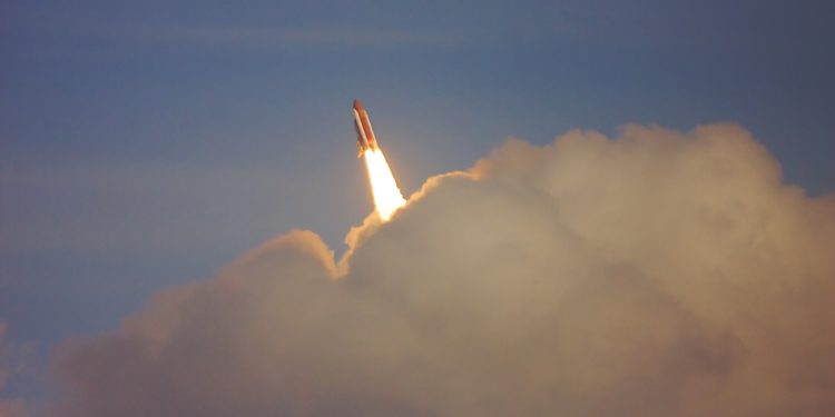 Une lueur intrigue dans le ciel des Pyrénées : un tir de missile annonce le ministère des armées