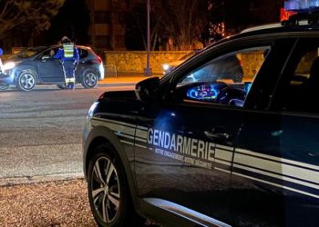 Ivre, porteur de 2 chaussures gauches, un conducteur heurte une buse d'évacuation