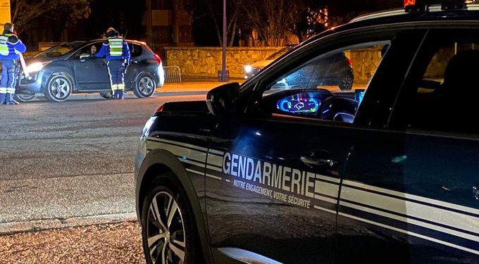 Ivre, porteur de 2 chaussures gauches, un conducteur heurte une buse d'évacuation