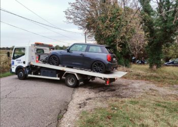 En permis probatoire, elle roule à 200 km/h au volant de son Austin Mini