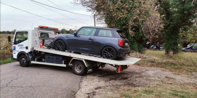 En permis probatoire, elle roule à 200 km/h au volant de son Austin Mini