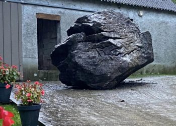 A Ferrières, un immense bloc se détache de la montagne pour finir à quelques mètres d'un bâtiment