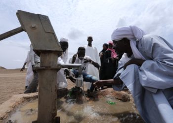 « Loin des regards du monde et des gros titres, le conflit au Soudan continue de faire rage. Dans tout le pays, une crise humanitaire inimaginable se déroule, alors que de plus en plus de personnes sont déplacées par les combats incessants », a indiqué la Directrice des relations extérieures de l’Agence des Nations Unies pour les réfugiés (HCR) qui revient d’une mission de plusieurs jours au Soudan. Dominique Hyde, a livré ce matin un témoignage poignant sur la situation des réfugiés dans le pays devant des journalistes aux Nations Unies à Genève. « La guerre qui a éclaté sans avertissement a transformé des maisons soudanaises auparavant paisibles en cimetières », a déclaré Mme Hyde. Aujourd'hui, les combats prennent de plus en plus d'ampleur et de brutalité, et le monde est « scandaleusement silencieux », bien que les violations du droit international humanitaire persistent en toute impunité. Selon les chiffres du HCR, 4,5 millions de personnes ont été déplacées à l'intérieur du pays depuis avril, date du début de la guerre, tandis que 1,2 million ont fui vers les pays voisins comme le Tchad, l'Égypte, le Soudan du Sud, l'Éthiopie et la République centrafricaine. L'écrasante majorité des réfugiés sont des femmes et des enfants. Plus de 1.200 enfants de moins de 5 ans sont morts dans l'État du Nil Blanc en quatre mois « Nous sommes très préoccupés par le fait qu'ils n'ont pas accès à la nourriture, à un abri, à l'eau potable ou à d'autres produits de première nécessité », a souligné Mme Hyde qui s’est notamment rendu la semaine dernière dans l’Etat soudanais du Nil Blanc, qui abrite quelques 433.000 personnes déplacées internes selon l’Agence pour les réfugiés. Comme dans le reste du Soudan, les écoles sont fermées depuis 7 mois et les salles de classe servent d’abris temporaires pour les personnes déplacées. La situation sanitaire est catastrophique. Rien qu'entre la mi-mai et la mi-septembre, plus de 1.200 enfants de moins de 5 ans sont morts dans l'État du Nil Blanc, en raison d'une épidémie de rougeole combinée à des niveaux élevés de malnutrition. Au moins quatre enfants meurent encore chaque semaine dans l'État du Nil Blanc, car les médicaments, le personnel et les fournitures essentiels font défaut, a déploré Mme Hyde.