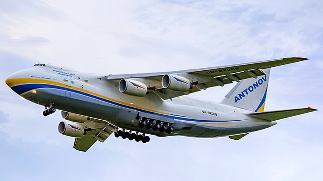 Quel est cet énorme avion qui a atterri aéroport Tarbes Lourdes