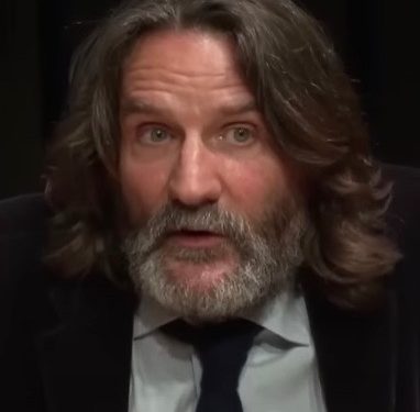 Frédéric Beigbeder a été convoqué ce mardi matin au commissariat de Pau pour être placé en garde à vue. L'information révélée par la rédaction de France Bleu Béarn Bigorre a été confirmée par le Parquet de Pau qui a précisé qu'il ne s'agit pas d'une affaire liée aux stupéfiants. Originaire du Béarn Frédéric Beigbeder est un écrivain, critique littéraire, scénariste, animateur de télévision et réalisateur français.