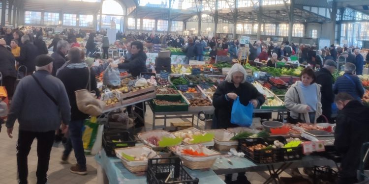 Avec quelques surprises, la foule ce jeudi matin au marché Marcadieu