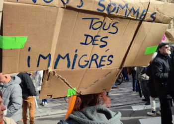 Après une série de manifestations dans toute la France à l'appel de la plupart des syndicats, de nombreuses associations, et partis politiques, le Conseil constitutionnel vient de rendre sa décision sur la loi immigration votée le 19 décembre dernier après un premier vote de rejet puis soutenue par les parlementaires RN, LR et une partie des députés Renaissance. Le Conseil constitutionnel a censure 32 articles de la loi pour contrôler l’immigration, améliorer l’intégration, qui comptait 86 articles. Il censure en outre au fond, partiellement ou totalement, 3 de ses articles et assortit de réserves d’interprétation 2 autres articles. Pour motiver sa décision, les Sages ont cité à la fois des dispositions de la Constitution mais aussi, et peut être surtout, plusieurs principes posés par la Déclaration des Droits de l'Homme de 1789. Les dispositions restreignant le regroupement familial, les conditions d'accès aux aides sociales ou celles touchant aux étudiants étrangers ont été censurées. Le gouvernement ne pourra pas en outre autoriser le relevé des empreintes digitales et la prise de photographie d’un étranger sans son consentement. Tout comme a été partiellement retoqué l'article "prévoyant la fixation par le Parlement du nombre d’étrangers autorisés à s’installer en France".