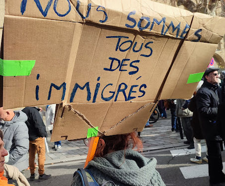 Après une série de manifestations dans toute la France à l'appel de la plupart des syndicats, de nombreuses associations, et partis politiques, le Conseil constitutionnel vient de rendre sa décision sur la loi immigration votée le 19 décembre dernier après un premier vote de rejet puis soutenue par les parlementaires RN, LR et une partie des députés Renaissance. Le Conseil constitutionnel a censure 32 articles de la loi pour contrôler l’immigration, améliorer l’intégration, qui comptait 86 articles. Il censure en outre au fond, partiellement ou totalement, 3 de ses articles et assortit de réserves d’interprétation 2 autres articles. Pour motiver sa décision, les Sages ont cité à la fois des dispositions de la Constitution mais aussi, et peut être surtout, plusieurs principes posés par la Déclaration des Droits de l'Homme de 1789. Les dispositions restreignant le regroupement familial, les conditions d'accès aux aides sociales ou celles touchant aux étudiants étrangers ont été censurées. Le gouvernement ne pourra pas en outre autoriser le relevé des empreintes digitales et la prise de photographie d’un étranger sans son consentement. Tout comme a été partiellement retoqué l'article "prévoyant la fixation par le Parlement du nombre d’étrangers autorisés à s’installer en France".